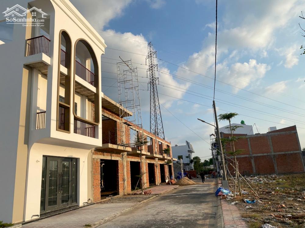 Nhà phố mới xây thuận tiện kinh doanh mặt tiền QL1A