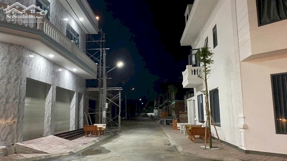 Nhà phố mới xây thuận tiện kinh doanh mặt tiền QL1A
