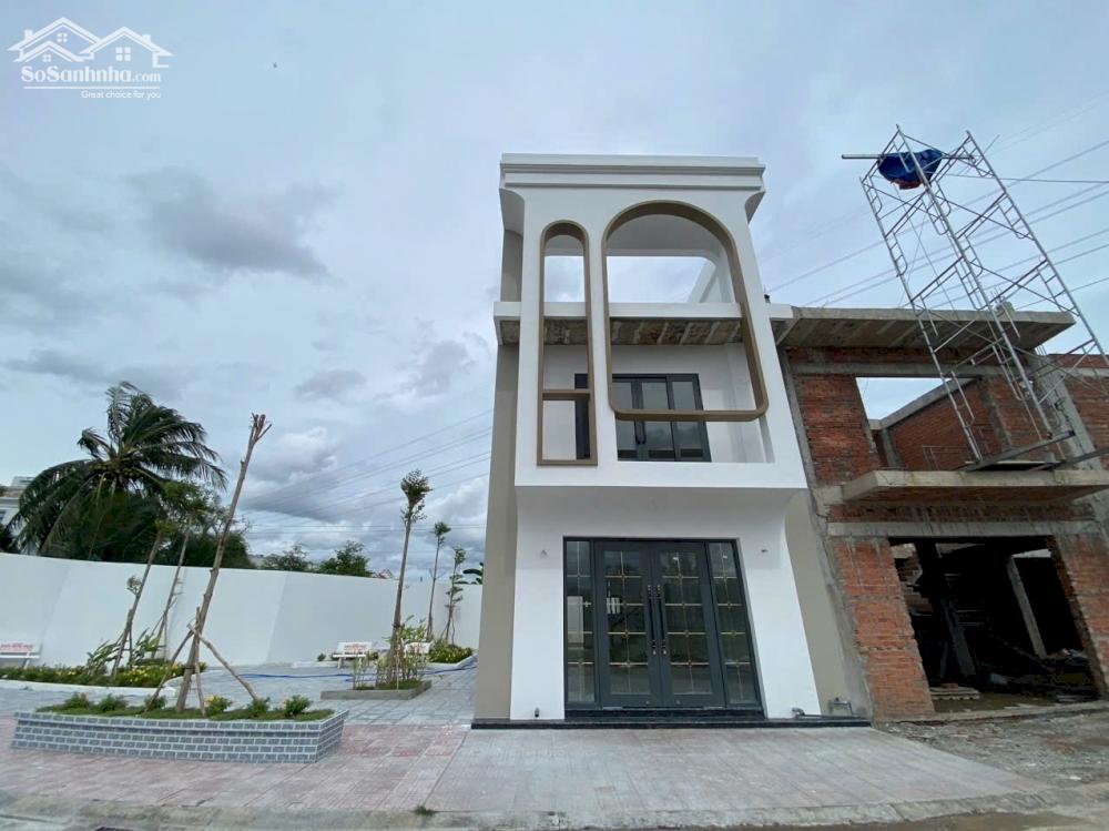 Nhà phố mới xây thuận tiện kinh doanh mặt tiền QL1A