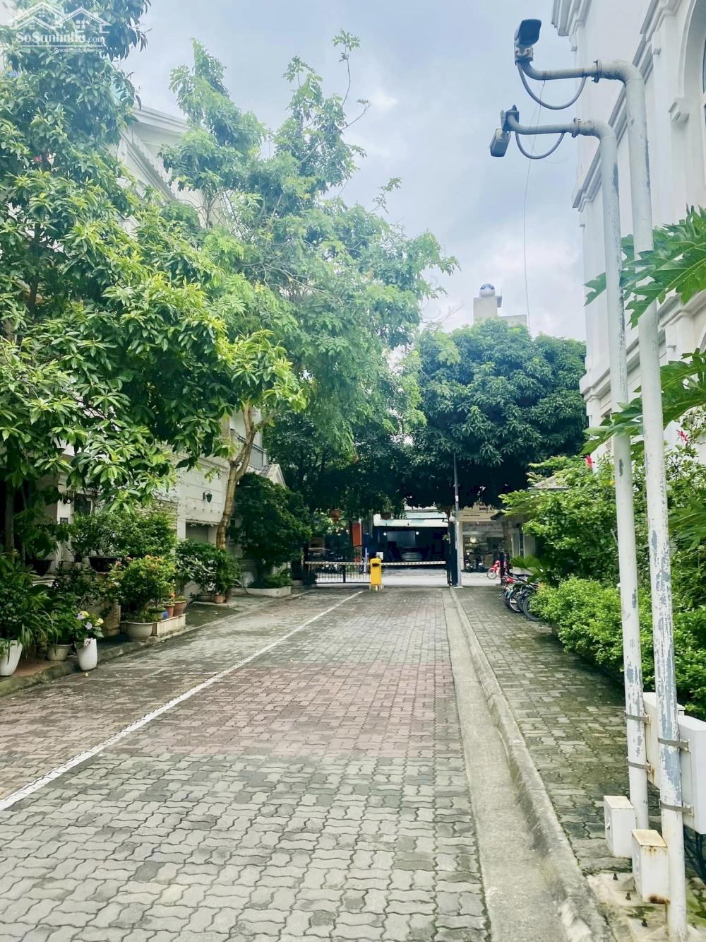 Bán biệt thự HuynDai, Bảo vệ 24/7, 3 thoáng, Hàng xóm UB Quận, 180m2, MT 10m, 33 tỷ