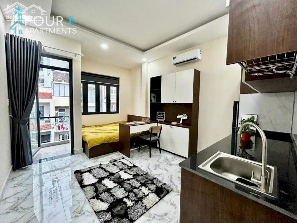 Căn hộ ban công full nội thất, máy giặt riêng, bếp rộng xa giường gần vòng xoay Hàng Xanh