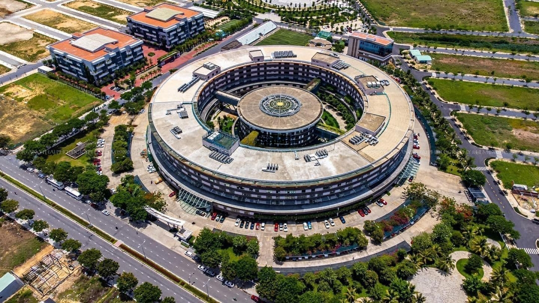 Ngay Cổng Chính Trường Đại Học Fpt Và Đại Học Y Khoa Phan Châu Trinh Sát Bệnh Viện 300 Giường
