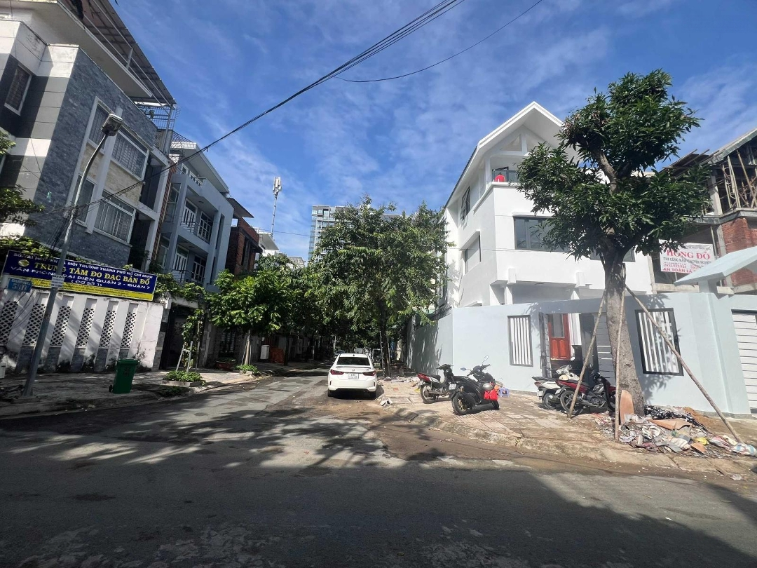 Cho Thuê Tầng Trệt Căn Góc Hai Mặt Tiền Khu Bt Sang Trọng Ngay Tạ Hiện Dt(9,5 X 20) Giá Chỉ 25 Triệu