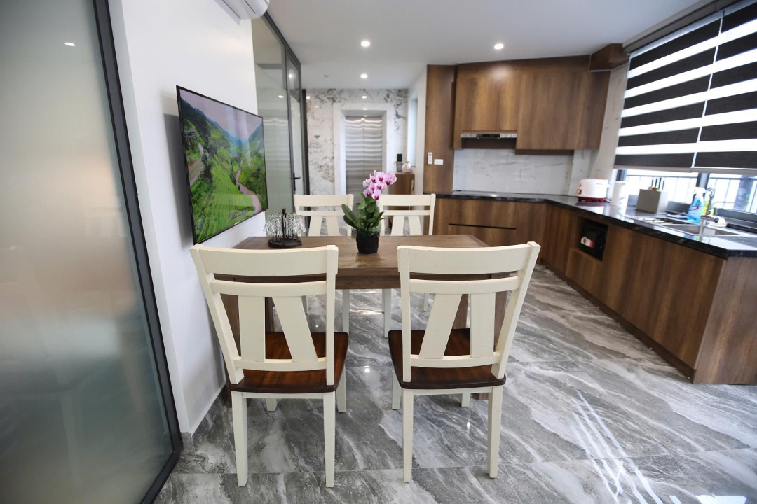 Cho Thuê Căn Hộ Thang Máy Hiện Đại Đẹp, Ngõ Lớn 464 Âu Cơ 70M2, 02 Pn, Full Đồ, Ô Tô Đỗ Cửa 10,5T