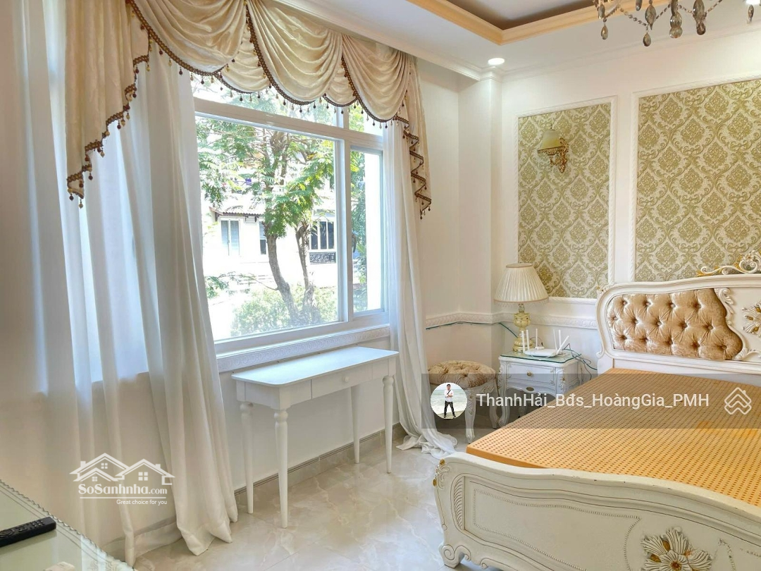 Cho Thuê Biệt Thự Sân Vườn Phú Mỹ Hưng, Cạnh Công Viên, Đầy Đủ Nội Thất,4 Phòng Ngủ, Chỉ 40 Triệu/Tháng