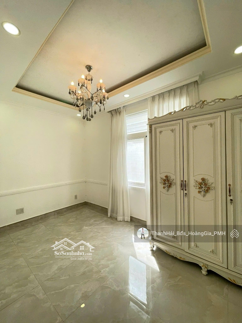 Cho Thuê Biệt Thự Sân Vườn Phú Mỹ Hưng, Cạnh Công Viên, Đầy Đủ Nội Thất,4 Phòng Ngủ, Chỉ 40 Triệu/Tháng