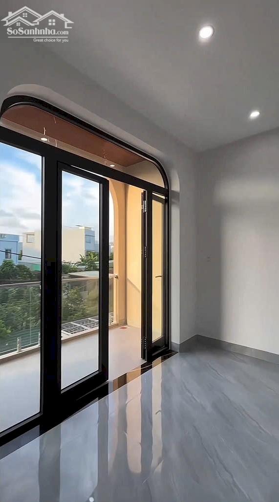 Kẹt lỗ bán gấp nhà trệt lầu 5,04 x 20m giá 920 triệu Đoàn Nguyễn Tuấn chợ Hưng Long