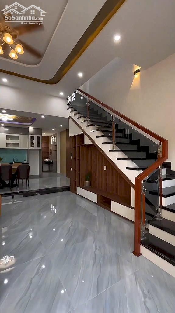 Kẹt lỗ bán gấp nhà trệt lầu 5,04 x 20m giá 920 triệu Đoàn Nguyễn Tuấn chợ Hưng Long