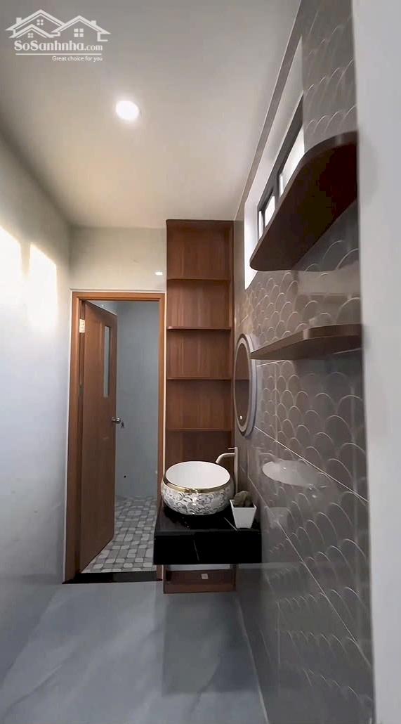 Kẹt lỗ bán gấp nhà trệt lầu 5,04 x 20m giá 920 triệu Đoàn Nguyễn Tuấn chợ Hưng Long