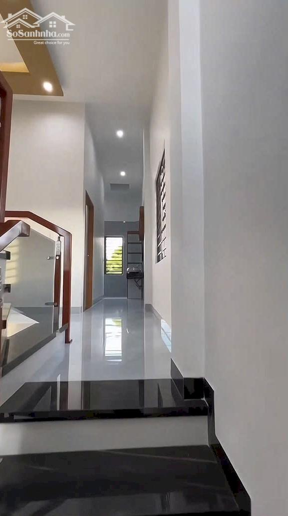 Kẹt lỗ bán gấp nhà trệt lầu 5,04 x 20m giá 920 triệu Đoàn Nguyễn Tuấn chợ Hưng Long