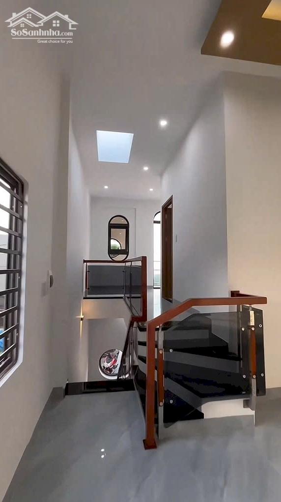 Kẹt lỗ bán gấp nhà trệt lầu 5,04 x 20m giá 920 triệu Đoàn Nguyễn Tuấn chợ Hưng Long