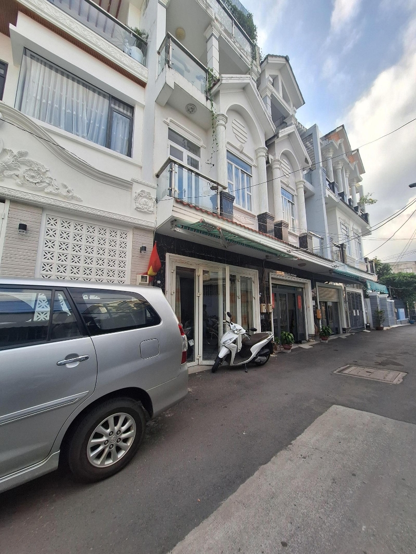 Bán Gấp Nhà 3 Tầng + Sân Thượng,Diện Tích60M, 5 Phòng Ngủ Đường 8M Xe Hơi Tránh, Nhà Đẹp, Chủ Tặng Nội Thất