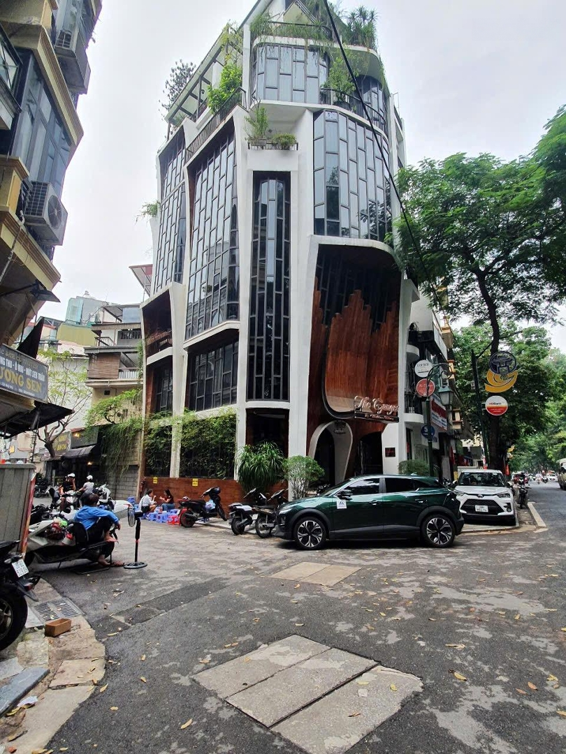 Cho Thuê Nhà Mặt Phố Đẹp Tại Phố Chùa Lángdiện Tích200M2 X7T, Mặt Tiền Lô Góc Siêu Rộng 15M