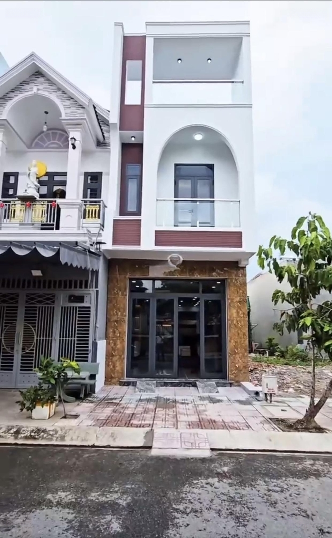 Cần Bán Căn Nhà Đang Cho Thuê 5 Triệu/Tháng
Hoàng Phan Thái , Xã Bình Chánh.