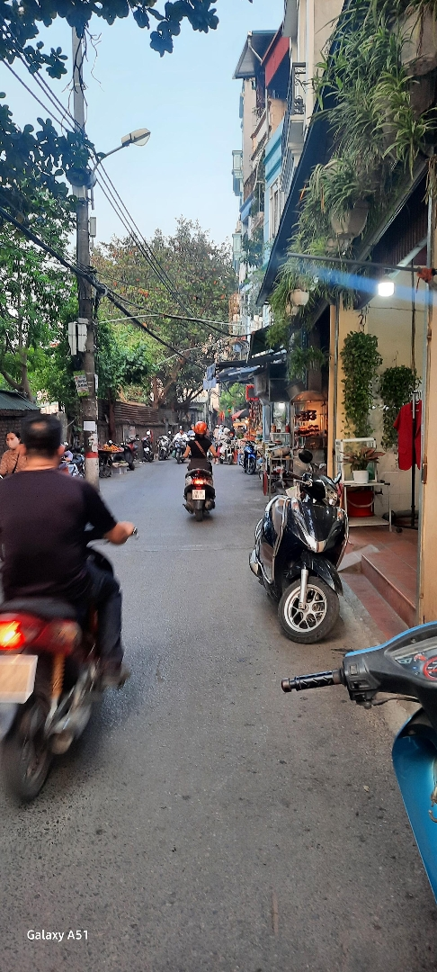 Mặt Ngõ Đường Ô Tô - Mặt Tiền Đẹp - Gần Chợ - Kinh Doanh Đỉnh Cao .