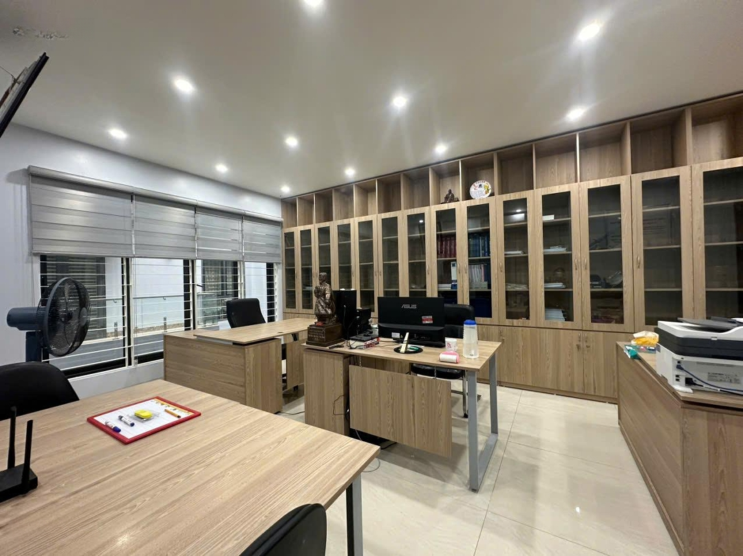 Cho Thuê Nhà Ngõ 26 Nguyên Hồng-3 Tầng Tòa Nhà 7 Tầng Thang Máy- 170M2-Lô Góc- 45 Triệu/Tháng-0394743696