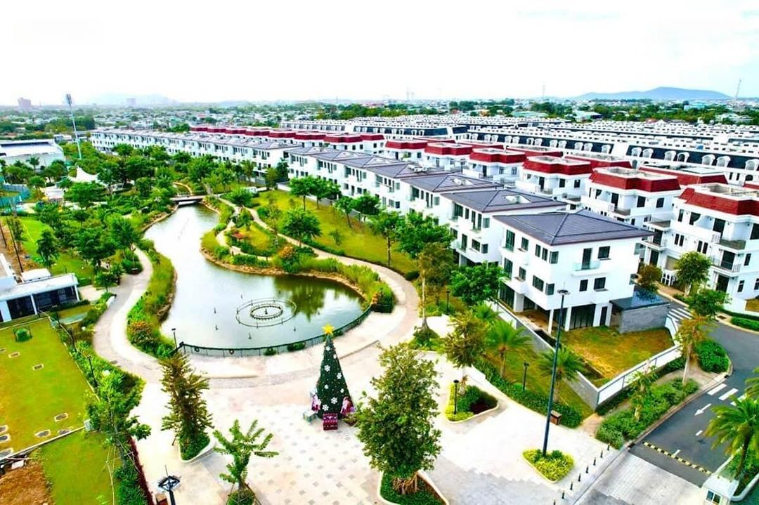 Chủ Đi Định Cư Nước Ngoài Cần Bán Gấp Căn Liền Kế Hướng Nam Mát Mẻ. View Biệt Thự Và Hồ Điều Hoà.