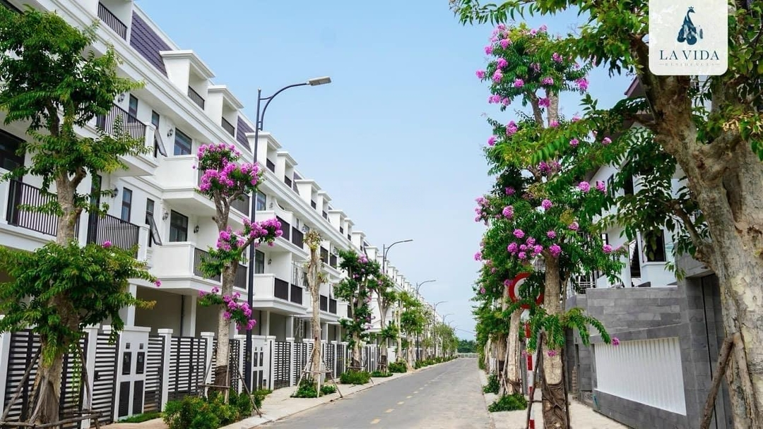 Chủ Đi Định Cư Nước Ngoài Cần Bán Gấp Căn Liền Kế Hướng Nam Mát Mẻ. View Biệt Thự Và Hồ Điều Hoà.