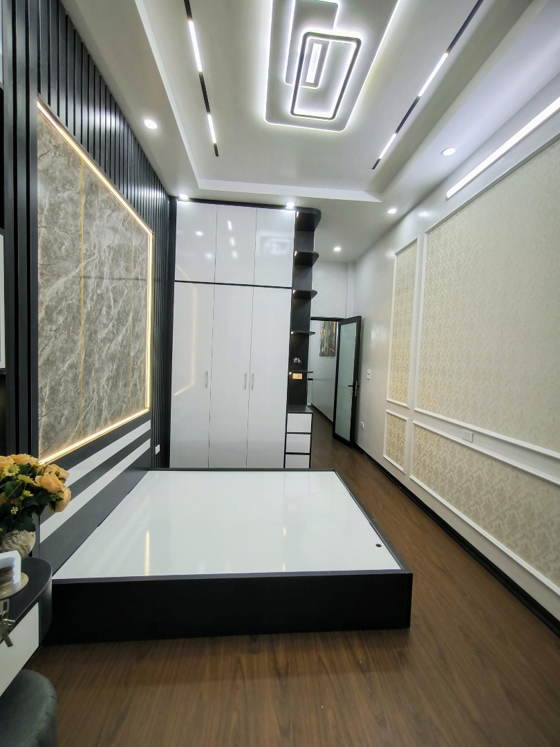 Thanh Nhàn - Hbt - Siêu Phẩm - Ngõ Thông - Dân Xây - Tiện Ích - 375M2 - 5 Tầng - 6,45 Tỷ