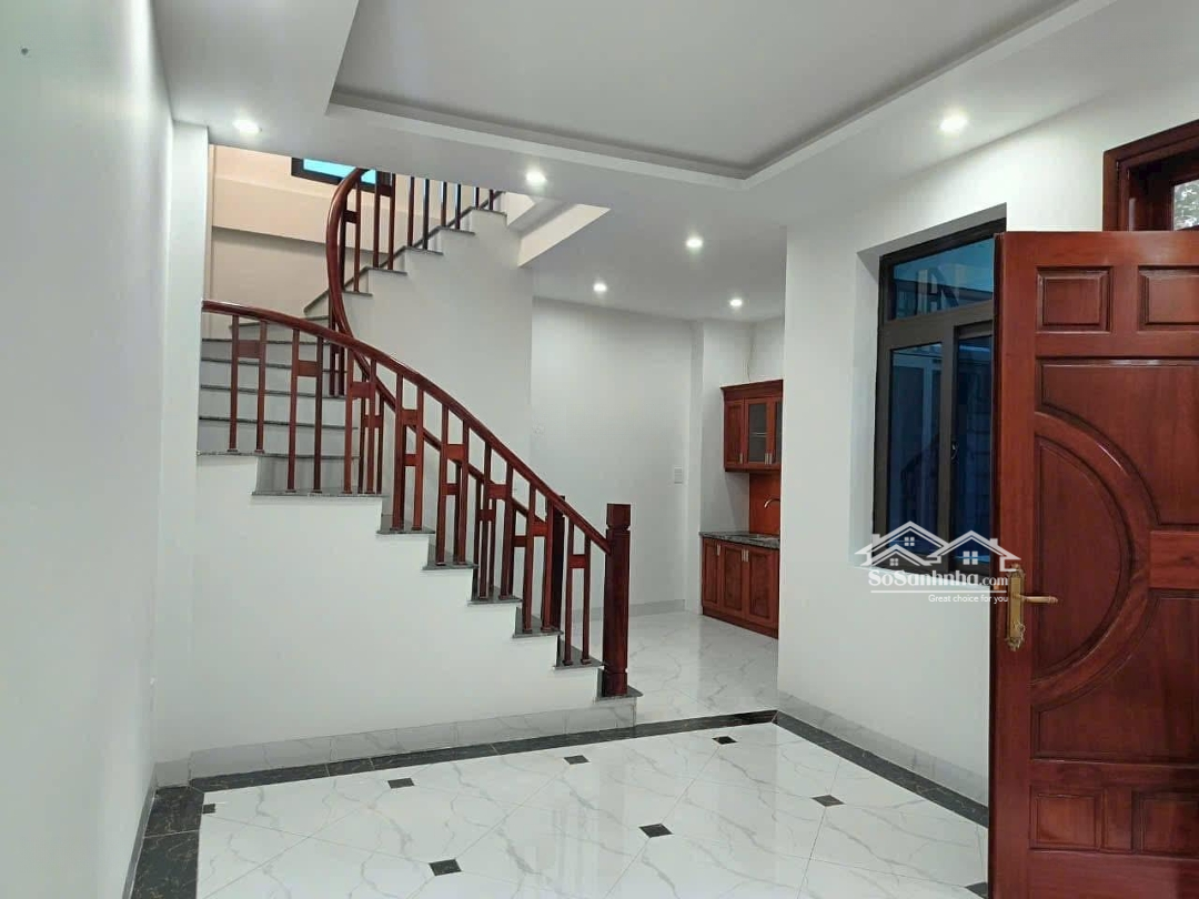 + Hiếm_Bán Nhà Cự Khối -Long Biên + Diện Tích : 46M2 -Mặt Tiềnrộng Thênh Thang Sân Để Xe Riêng