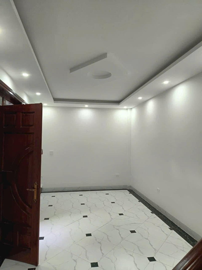 + Hiếm_Bán Nhà Cự Khối -Long Biên + Diện Tích : 46M2 -Mặt Tiềnrộng Thênh Thang Sân Để Xe Riêng