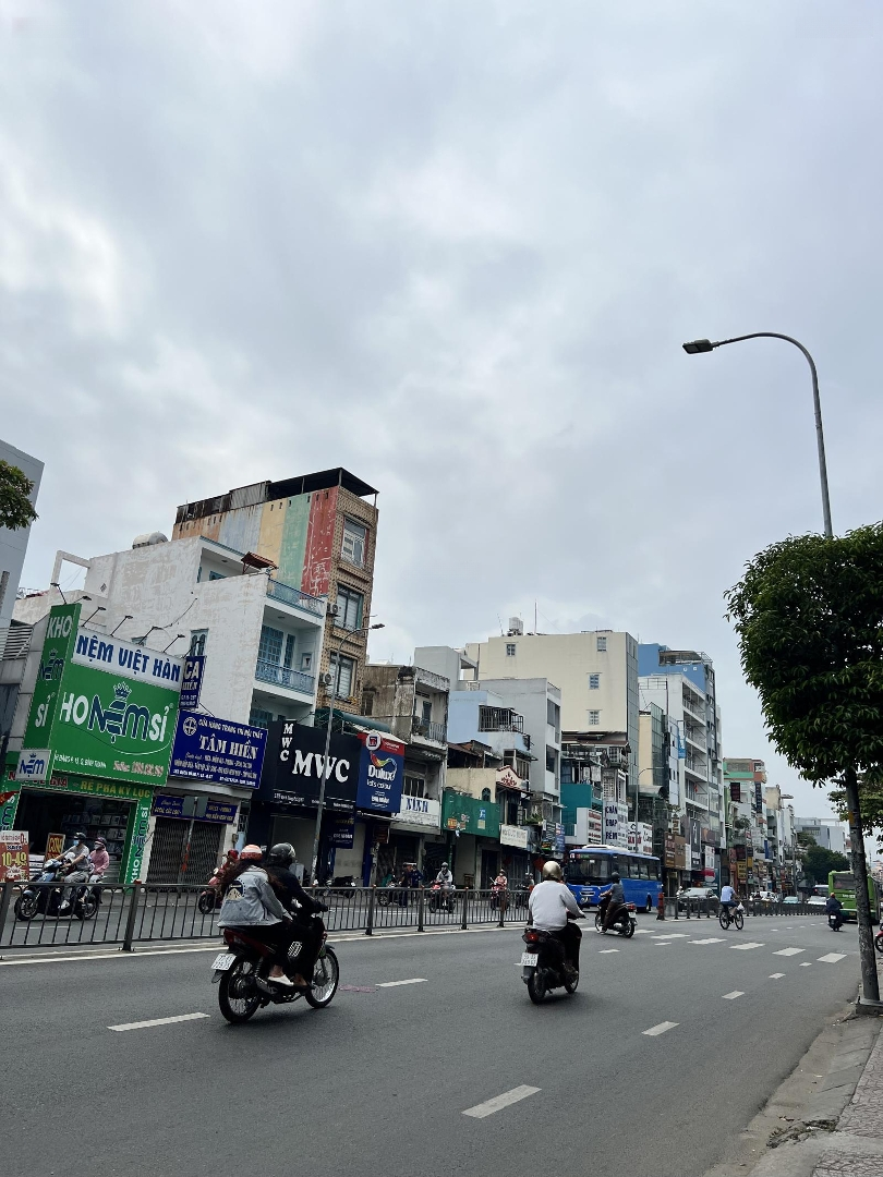 Bán Nhà Mặt Tiền Bạch Đằng Phường 24, Đường 20M Vỉa Hè 2M, 3.5X14.5M Sổ Vuông 4 Tầng Kinh Doanh