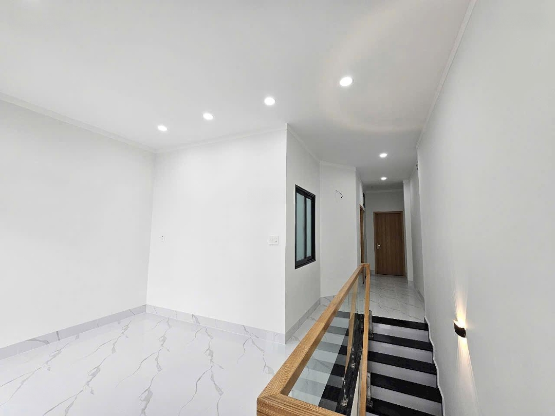 Nhà Trệt Lầu Mới Gần Trung Tâm Tp Mới Full Nội Thất 5X20M Chỉ 3.75 Tỷ