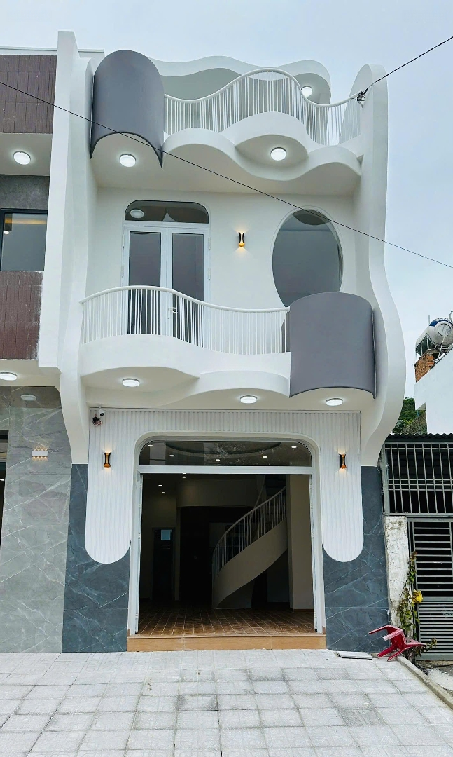 Bán Nhà 3 Tầng Mới Đẹp - Khu Bến Du Thuyền Quốc Tế, Vĩnh Hoà, Nha Trang. Sổ Đỏ Giá Chỉ 4 Tỷ 900 Triệu.