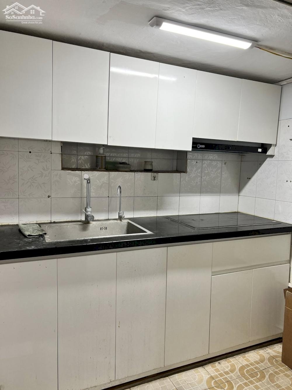 Cho thuê căn hộ Tầng 2 Tập thể  Phố Hàng Quạt 60m2, 2 ngủ,  Full đồ, 9 Triệu/tháng.