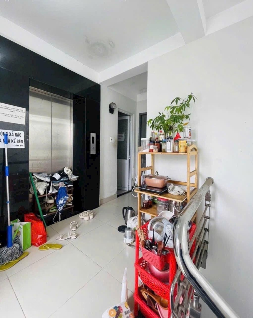 Bán Căn Hộ Dịch Vụ 5 Tầng Có Thang Máy , Đang Khai Thác 70 Triệu Tháng Đường Xe Hơi Ngay Đh Công Nghiệp