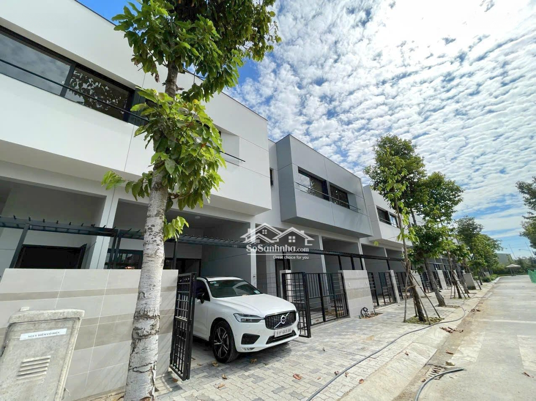Bán Gấp Nhà Phố 2 Tầng 82,2M2 Có Sân Vườn, Gara Ô Tô, Sổ Hồng Riêng, Giá Chỉ 3,25 Tỷ, Nhận Nhà Ngay