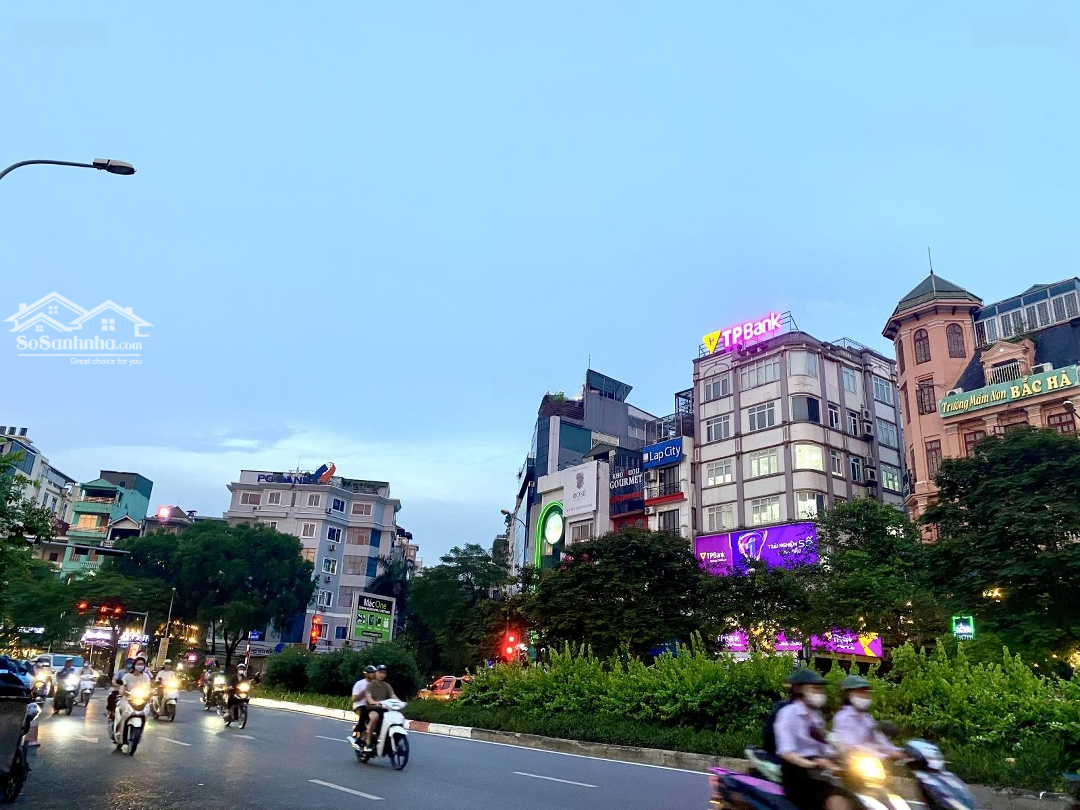 Mặt Phố Hoàng Cầu Giá Chỉ 300 Triệu/M2 Trung Tâm Quận Đống Đa, Vị Trí Đắc Địa Kinh Doanh Sầm Uất, 100M2