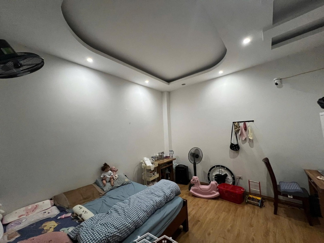 Cho Thuê Nhà Nguyên Căn Ngõ 199 Trần Quốc Hoàn 40M2X3T Chia 2P, Ô Tô Đỗ Cửa