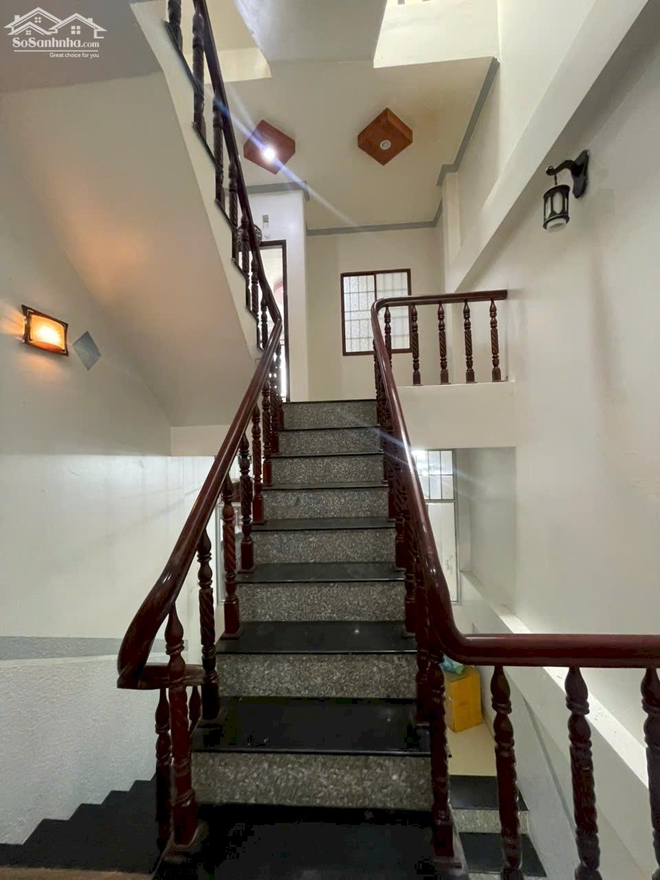 Cho thuê nhà trệt 2 lầu kdc Hồng Phát