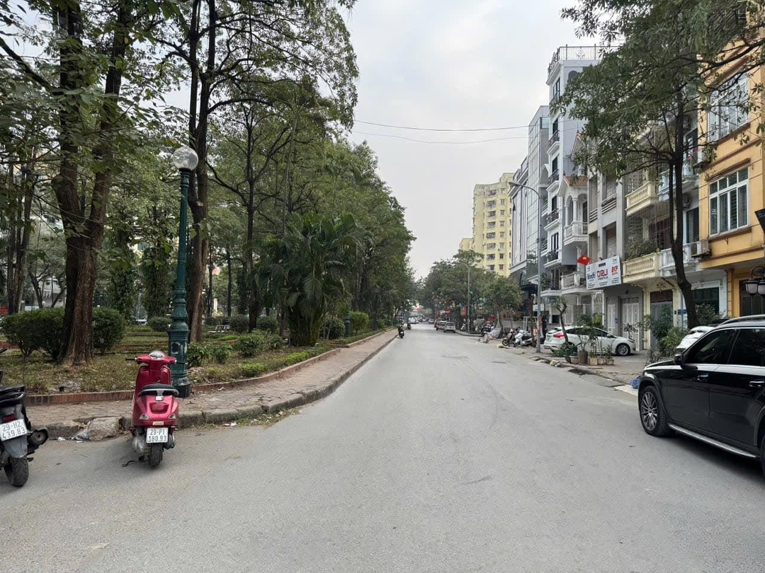 Bán Biệt Thự C1 - Số 32+33 Kđt Đại Kim. Diện Tích: 110M2,Mặt Tiền10M, Đường 20M, Vỉa Hè, 3 Oto Tránh. Giá Bán 40Tỷ