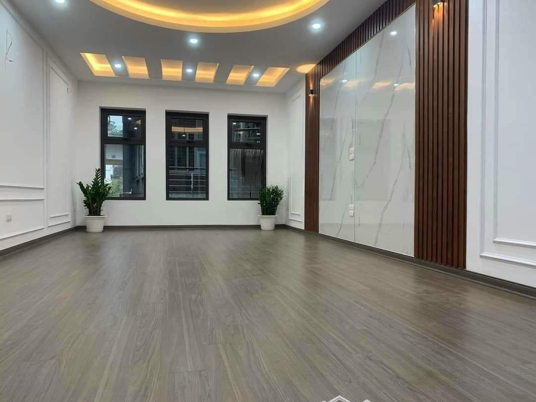 Lô Góc Ôtô Đỗ Quanh Nhà Tại Hoàng Quốc Việt 90M X 5Tầng Có Gara Đường Trước Nhà 10M Giá 30 Triệu
