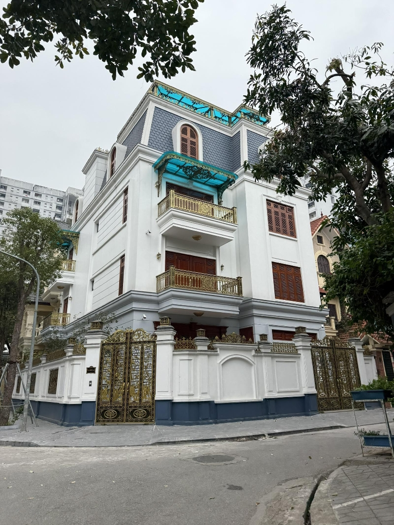 Lô Góc Ôtô Đỗ Quanh Nhà Tại Hoàng Quốc Việt 90M X 5Tầng Có Gara Đường Trước Nhà 10M Giá 30 Triệu