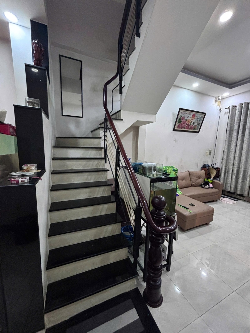 Chính Chủ Bán Căn Nhà Bà Hom (4M X 12M) Trệt. 1 Lầu Đúc, 2 Phòng Ngủ 2Wc