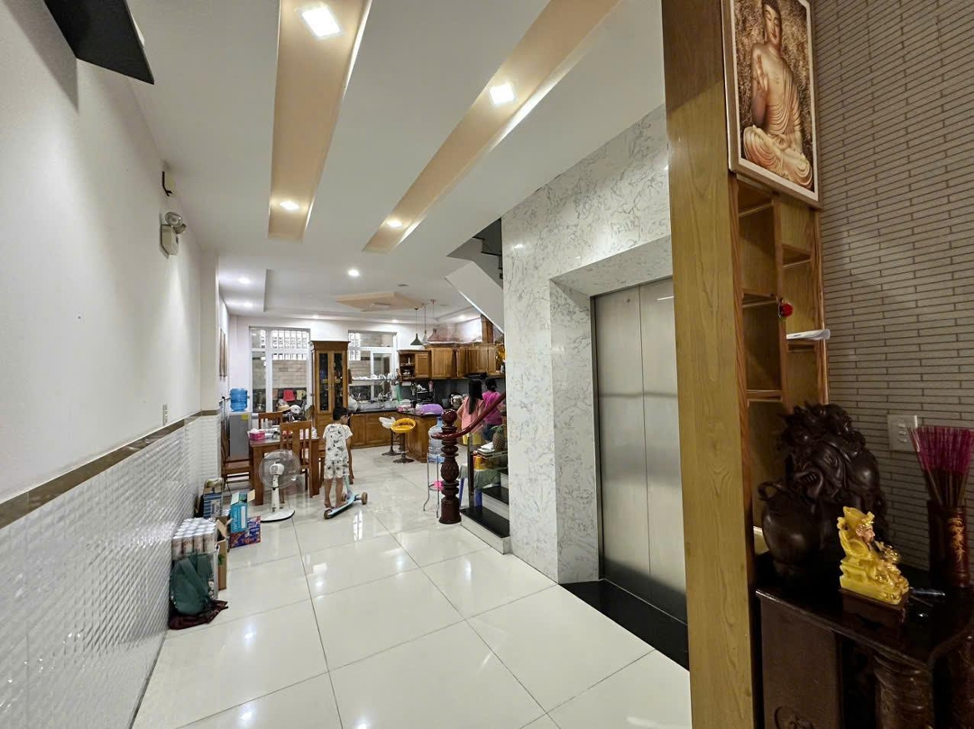 Nhà Mới Đẹp Dọn Vào Ở Ngay - Dtcn 104M2 - Giá: 16.3 Tỷcó Thương Lượngngay Đường Cmt8 - Quận 10. Có Thang Máy