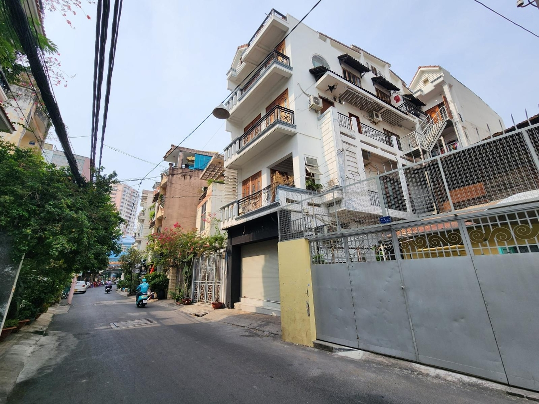 Bán Biệt Thự Cũ Hồ Biểu Chánh, P11, Quận Phú Nhuận. 9 X 20M. 180M2. 1 Trệt 2 Lầu. Giá Bán 33 Tỷ
