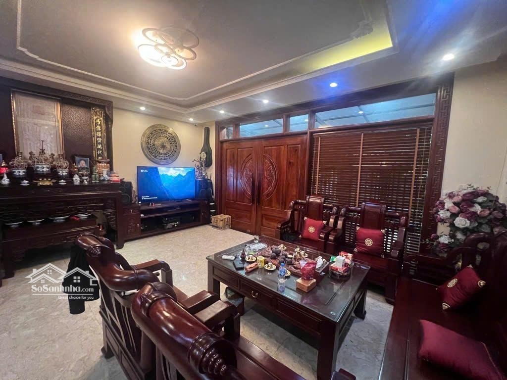 Bán Biệt Thự Tại Nguyễn Văn Cừ 90M2* 3 Tầng* 14 Tỷ, Full Nội Thất, Ô Tô Vào Nhà