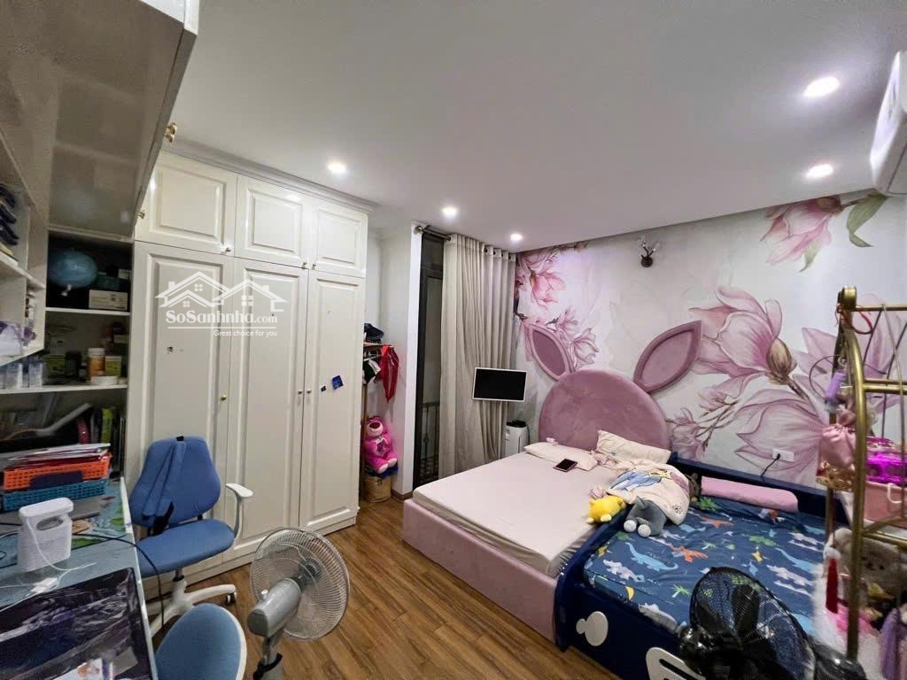 Bán Biệt Thự Tại Nguyễn Văn Cừ 90M2* 3 Tầng* 14 Tỷ, Full Nội Thất, Ô Tô Vào Nhà