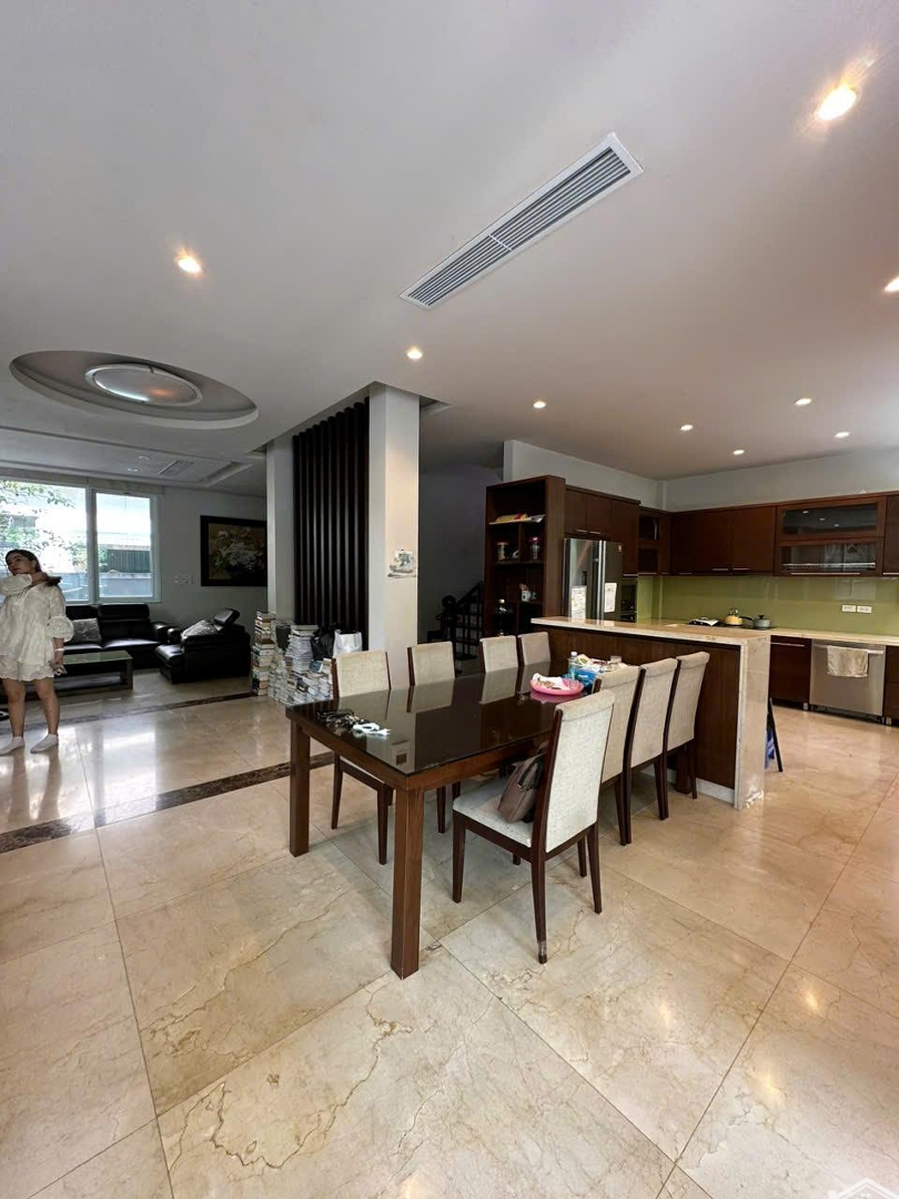Cho Thuê Tòa Nhà Mặt Phố Phạm Tuấn Tài,Diện Tích180M * 7 Tầng, Kinh Doanh Cực Tốt. Giá Bán 150 Triệu. 0963926328