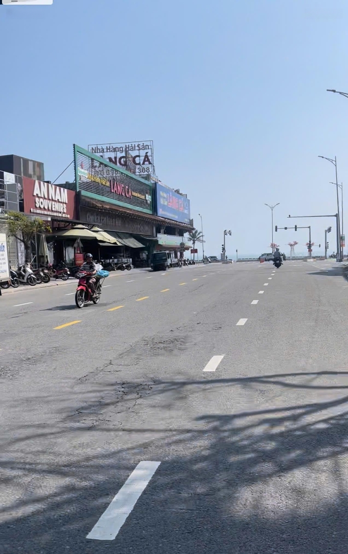 Phố Thạch Lam, Nhà Cách Biển 250M, Khu Du Lịch Sầm Uất. Giá Đầu Tư
