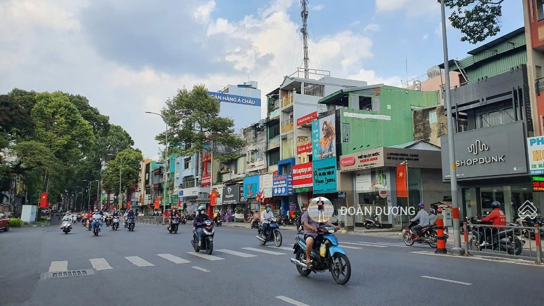 Bán Nhà Mặt Tiền Đường 3 Tháng 2, Quận 10. Dt: 4.2*28M, Nh. Kc: 4 Tầng. Hđt: 88 Triệu/Tháng