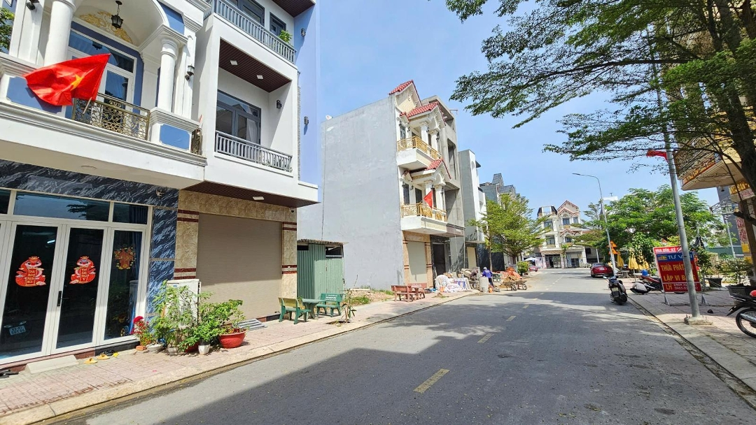 Bán Nhà 1 Trệt 2 Lầu Mẫu Hiện Đại Kdc Phú Hồng Đạt, P.bình Chuẩn, Tp.thuận An