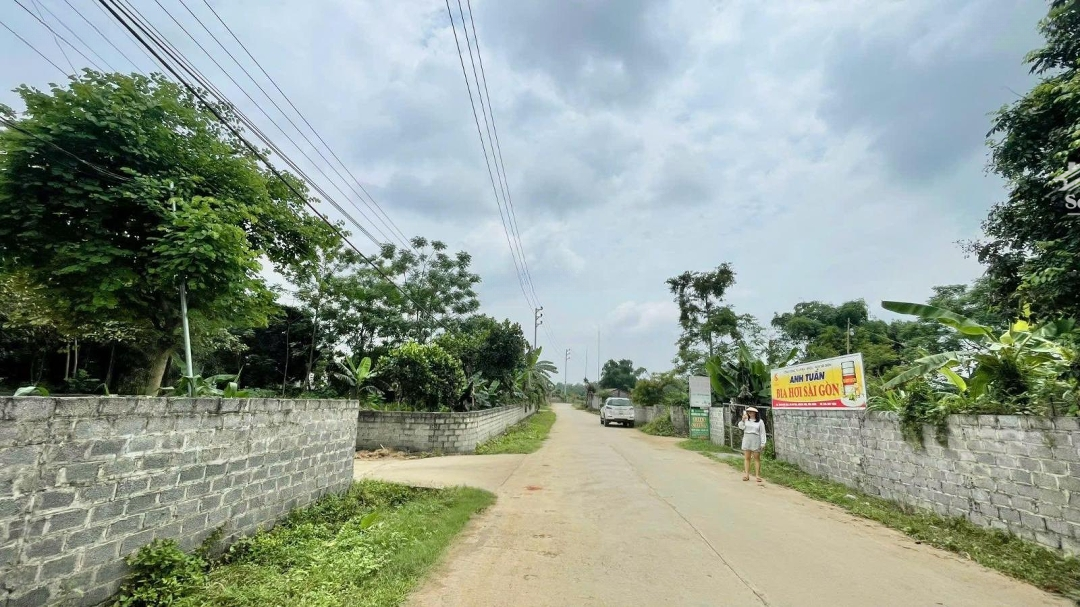 Chuyển Nhượng Mảnh Đất 1000M2 Lô Góc 2 Mặt Tiền Bám Trục Đường Liên Xã Tại Cư Yên Lương Sơn Hb