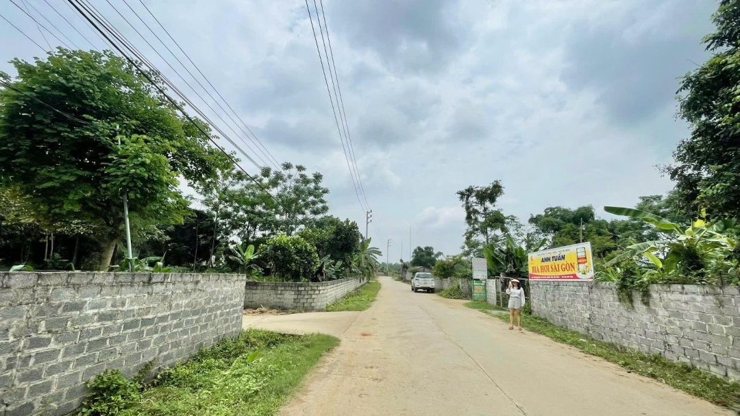 Chuyển Nhượng Mảnh Đất 1000M2 Lô Góc 2 Mặt Tiền Bám Trục Đường Liên Xã Tại Cư Yên Lương Sơn Hb