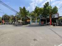 Hoa Hậu Đức Diễn, Gần Hồ, Gần Ô Tô, Ba Bước Ra Chợ
