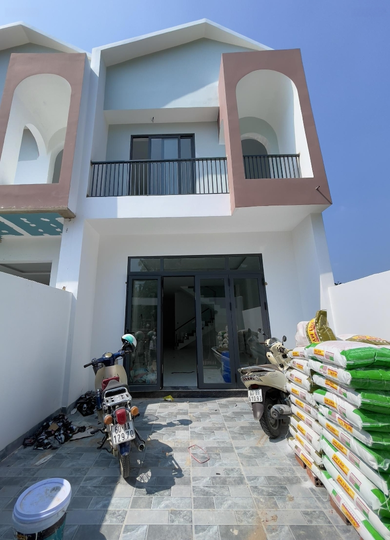 Nhà Mới 1 Lầu 1 Trệt Sổ Riêng Thổ Cư 100% Cách Chợ Thạnh Phú 200M